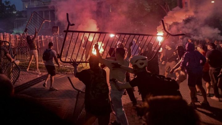 FOTO: Ratusan Ribu Orang Demo Selama 18 Bulan Minta Ganti Pemerintah