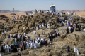 Meeting Results: Jabal Rahmah, Tempat Jutaan Hati Bertemu Panjatkan Doa di Puncak Haji