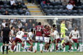 Historic Moment: Eks-kiper MU Pede Gol West Ham ke Gawang Arsenal Sah, Kok Bisa?