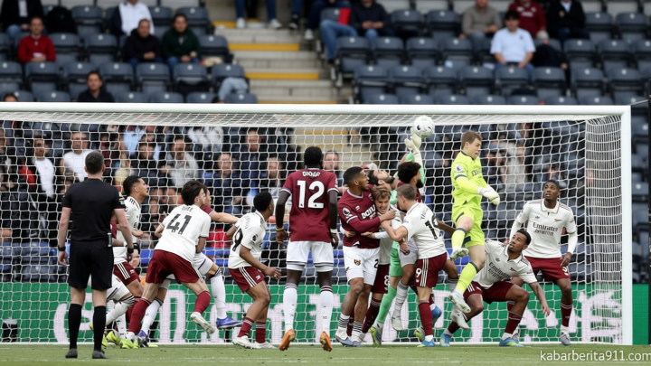 Historic Moment: Eks-kiper MU Pede Gol West Ham ke Gawang Arsenal Sah, Kok Bisa?