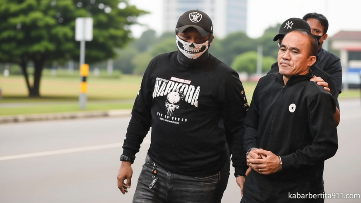 FOTO: Eks Kasat Narkoba Polres Kutai Barat Digelandang ke Bareskrim