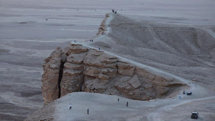 FOTO: Berdiri di ‘Ujung Dunia’ Menatap Kemegahan Tebing Jebel Fihrayn