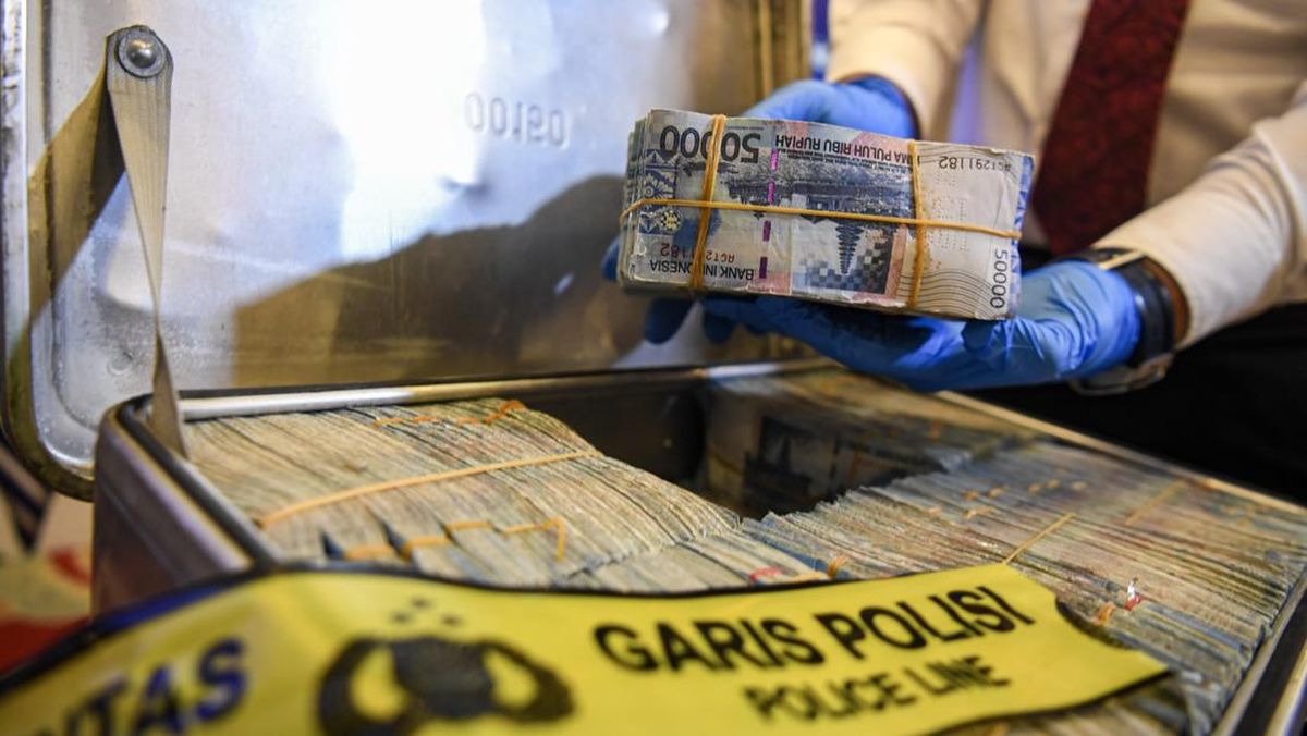 bi-dan-polri-musnahkan-uang-rupiah-palsu-1778650942410_169