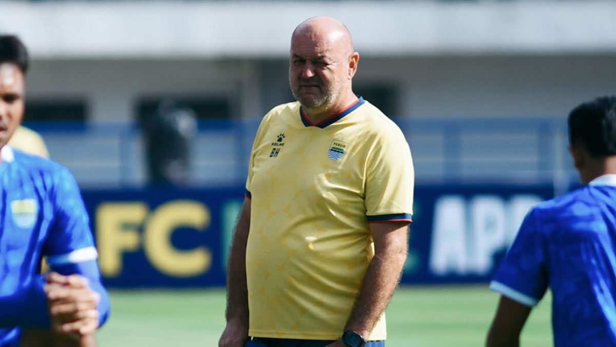 bojan-hodak-memberi-instruksi-kepada-pemain-persib-dalam-latihan-jelang-laga-afc-champions-league-two-1771306489179_169