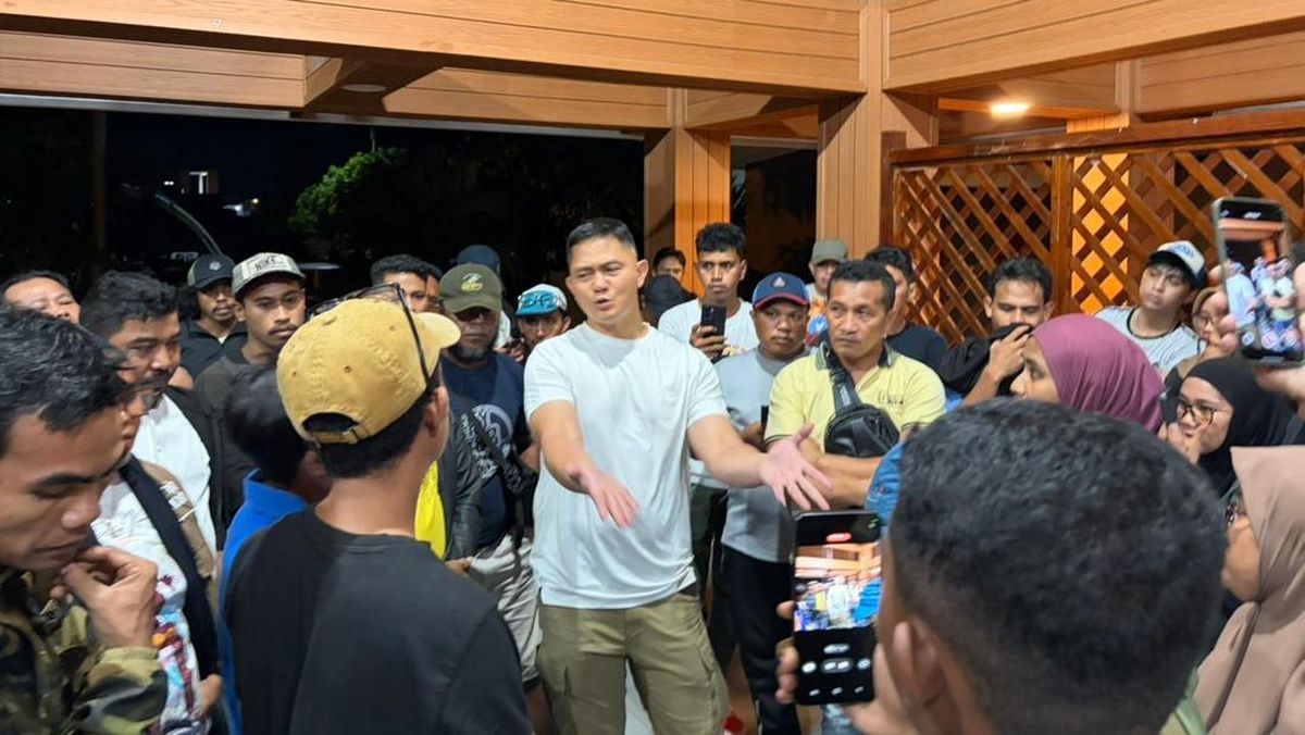 dandim-1501-ternate-letkol-inf-jani-setiadi-membubarkan-kegiatan-nonton-bareng-film-dokumenter-pesta-babi-di-benteng-oranje-te-1778310032485_169