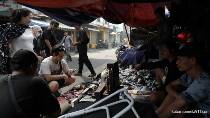 FOTO: Berburu Barang Lawas di Pasar Loak Jembatan Item Jakarta