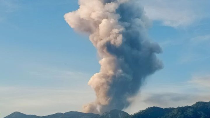 Historic Moment: Gunung Dukono Tertutup untuk Umum Saat 20 Pendaki Terjebak Erupsi