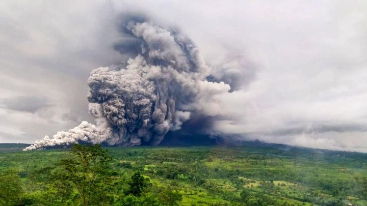 Gunung Semeru Erupsi dan Muntahkan Awan Panas Guguran Sabtu Malam