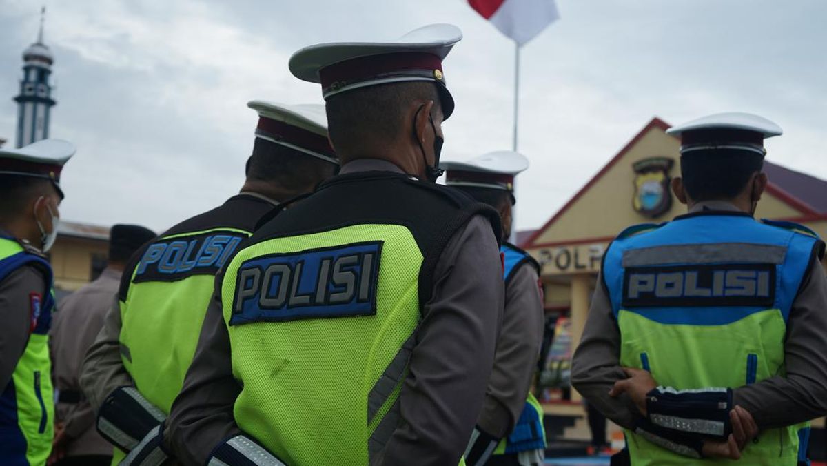 ilustrasi-anggota-polisi-berseragam-dinas_169