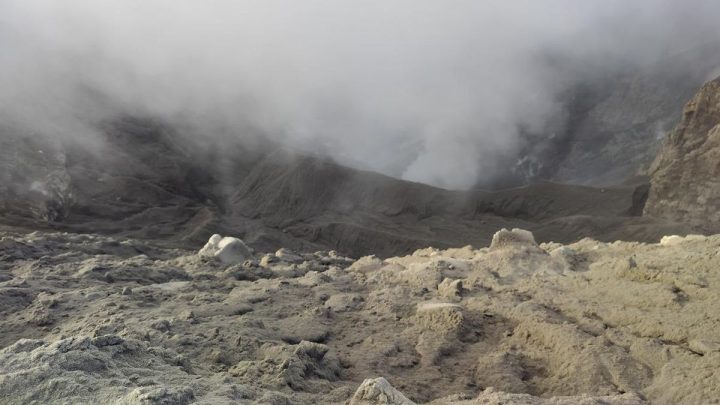 Latest Program: 2 WNA Hilang di Gunung Dukono Terlacak Berjarak 30 M dari Bibir Kawah