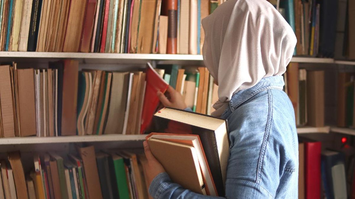 ilustrasi-mahasiswa-belajar-di-perpustakaan-1_169