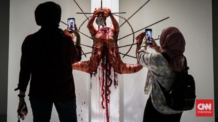 FOTO: Instalasi Macabre Art Pamerkan Sisi Tragis ‘Ghost in the Cell’