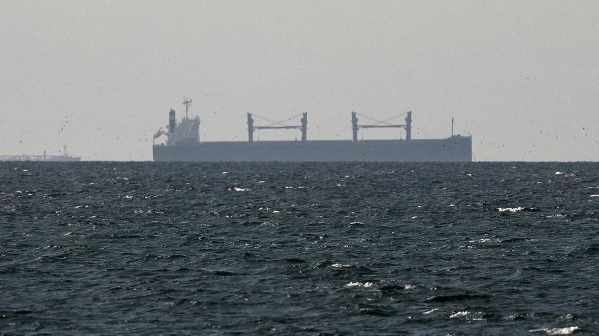 kapal-kargo-di-selat-hormuz-1774951326151_169