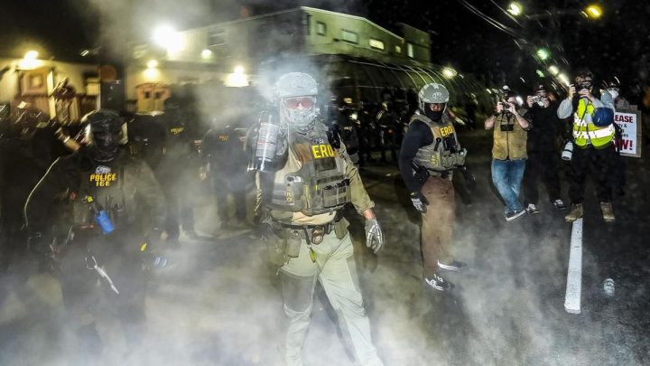 FOTO: Ketika Protes Imigrasi Berubah Jadi ‘Medan Tempur’