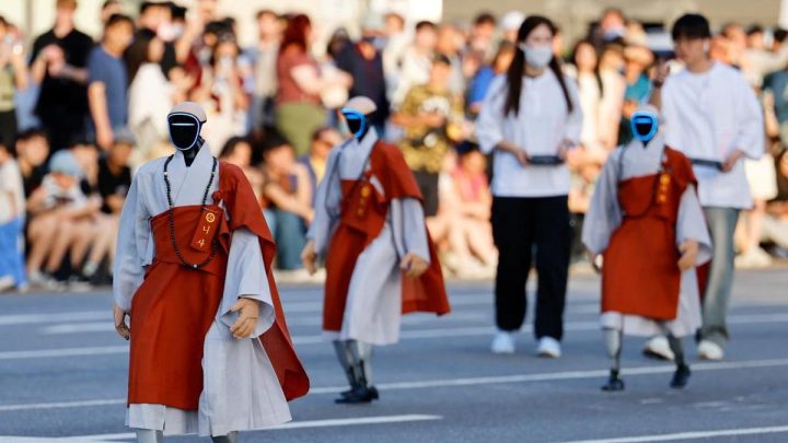FOTO: Deretan Robot Biksu Ramaikan Festival Lentera Teratai di Korsel