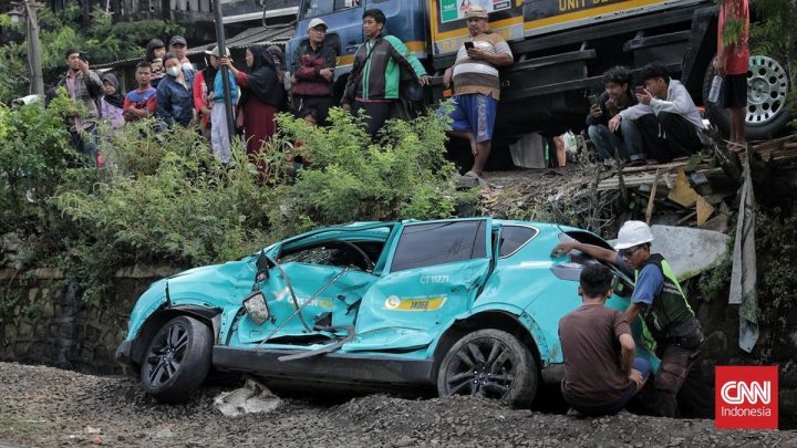 Facing Challenges: Polisi Dalami Soal Medan Magnet di Kecelakaan Taksi Listrik dan Kereta