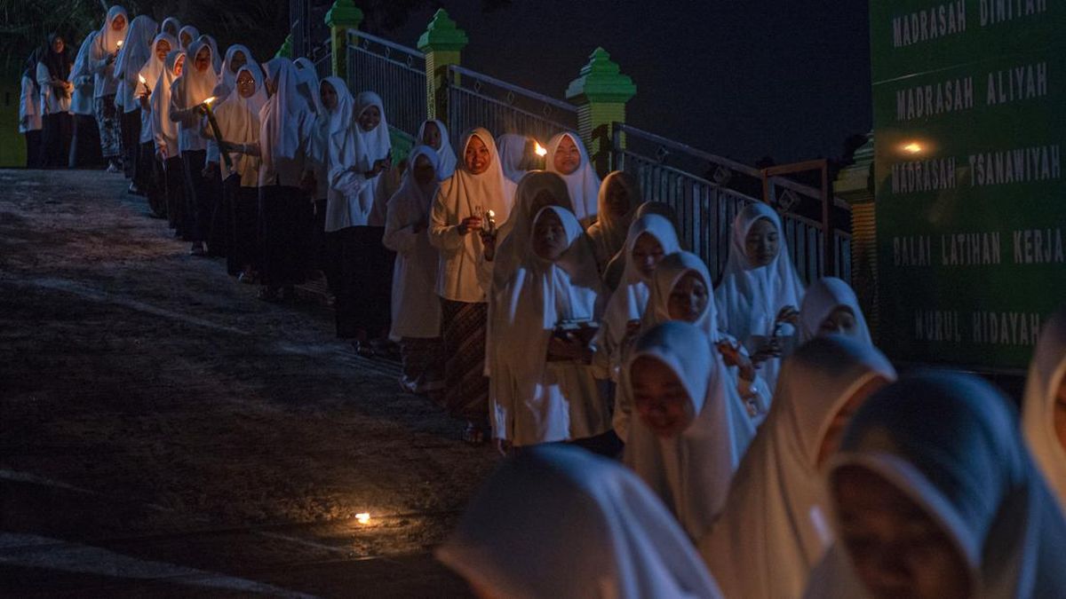 mengaji-dengan-penerangan-sentir-2_169