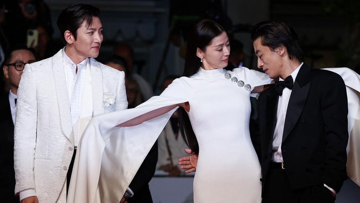 penampilan-jun-ji-hyun-di-red-carpet-cannes-2026-1778911695725_169