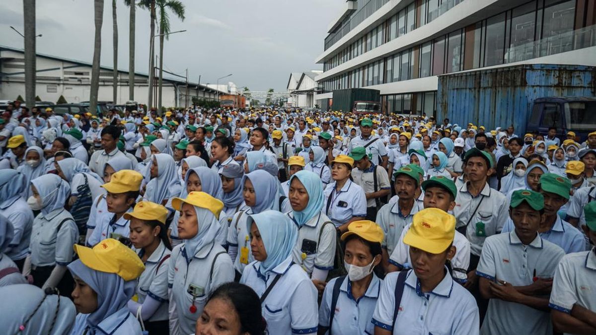 phk-buruh-dan-karyawan-pt-sritex-1740742621284_169
