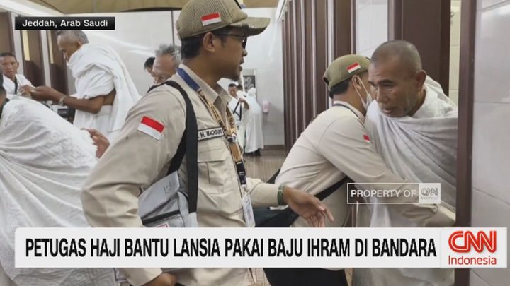 VIDEO: Petugas Haji Bantu Lansia Pakai Baju Ihram di Bandara