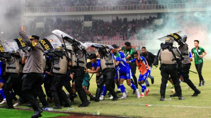 FOTO: Kegagalan Persipura ke Super League Berujung Ricuh