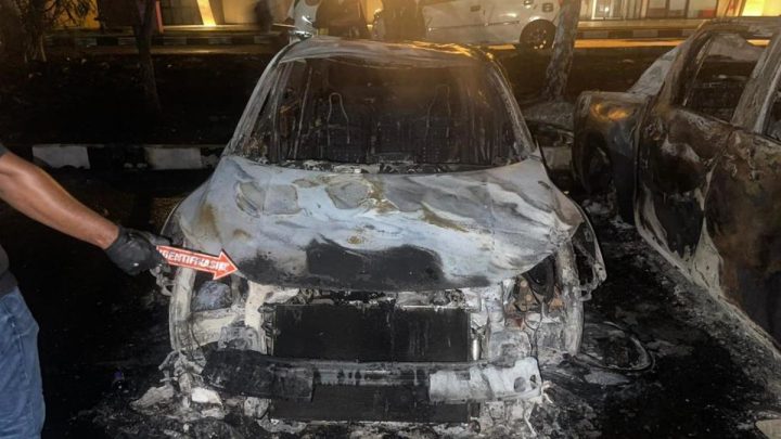 Ricuh Suporter Laga Persipura-Adhyaksa FC – Sejumlah Kendaraan Dibakar