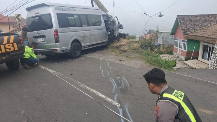 Rombongan Turis Singapura Kecelakaan Beruntun di Bromo – 9 Orang Luka