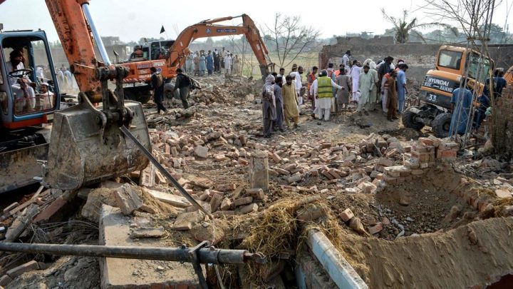FOTO: Serangan Bom Mobil Menewaskan 15 Orang di Pakistan