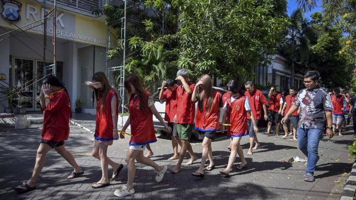 FOTO: Penampakan 41 WNA Diciduk di Surabaya Terkait Scamming