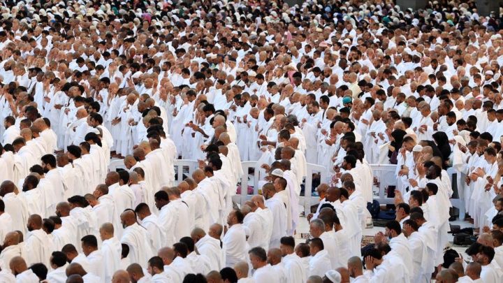 Historic Moment: Hajar Larangan Israel, Rombongan Jamaah Palestina Tetap Berangkat Haji