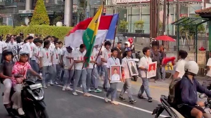 What Happened During: SMA di Yogyakarta Rayakan Kelulusan dengan Longmars dan Bakti Sosial