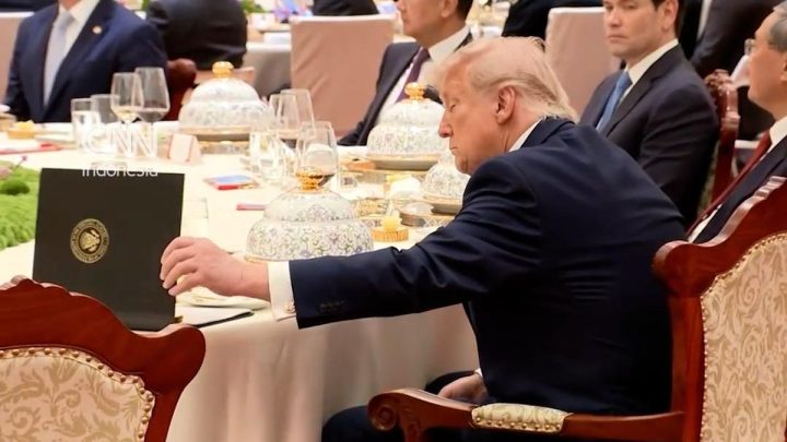 Viral Video Trump Menyontek Catatan Xi Jinping – Apa Benar?