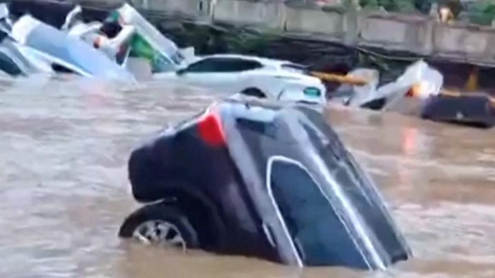 detik Mobil Warga Terseret Banjir Besar di Guizhou China