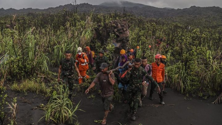FOTO: Terjang Bahaya, Tim SAR Evakuasi Jenazah Pendaki Gunung Dukono