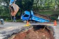 Truk Sudin SDA Jaksel Terperosok di Kawasan Jalan Amblas Lenteng Agung