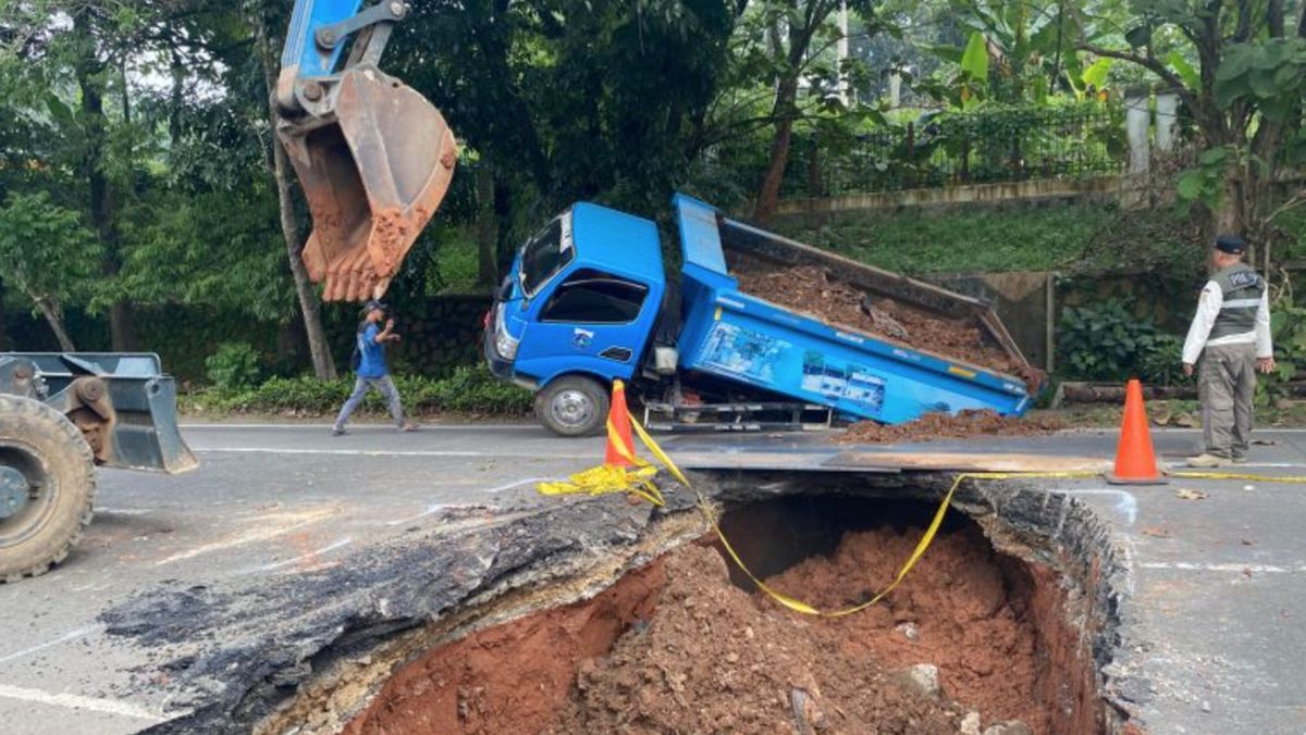 truk-milik-sudin-sda-terperosok-ke-jalan-amblas-di-lenteng-agung-1780040043220_169