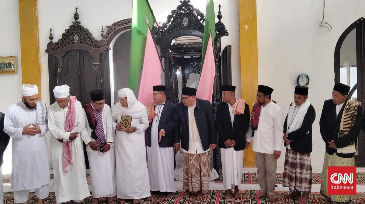 warga-kumpul-uang-salawate-di-masjid-tertua-di-maluku-1749173802555_169