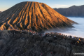 Momen Khidmat Suku Tengger Bromo Jalani Ritual Yadnya Kasada 2026