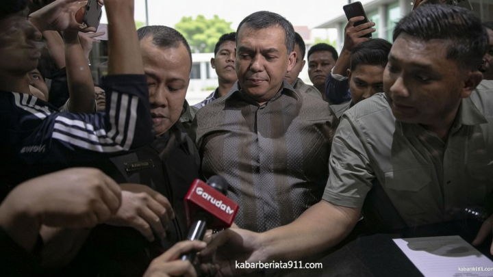 FOTO: Detik-detik Silmy Karim Serahkan Diri ke KPK