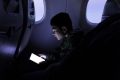Kenapa Lampu Kabin Diredupkan Sebelum Pesawat Take Off dan Landing?