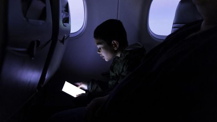 Kenapa Lampu Kabin Diredupkan Sebelum Pesawat Take Off dan Landing?