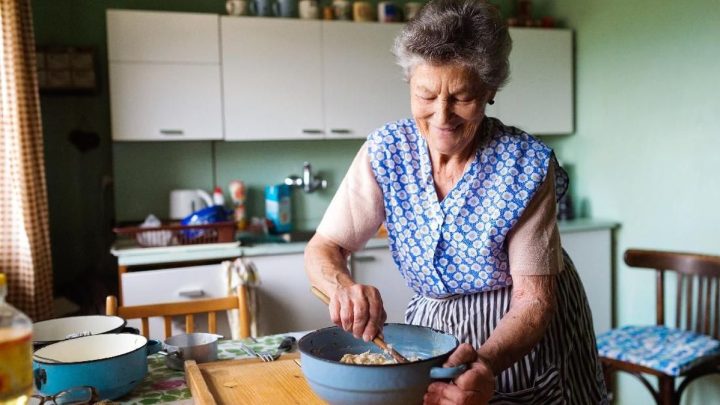 Latest Program: Rutin Memasak, Lansia Bisa Turunkan Risiko Demensia hingga 30 persen
