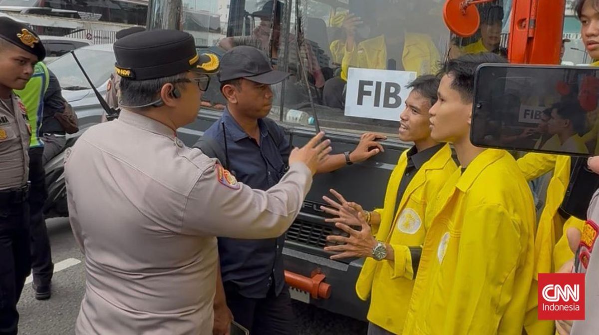 dicegat-polisi-massa-demo-mahasiswa-long-march-6-km-ke-bundaran-hi-1781248393013_169