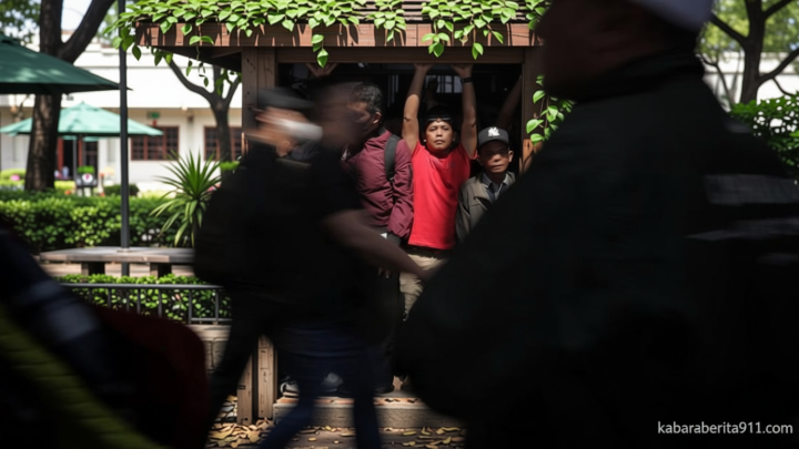 Special Plan: Hantaman Keras Kelas Menengah dan Mimpi Indah yang Perlahan Memudar