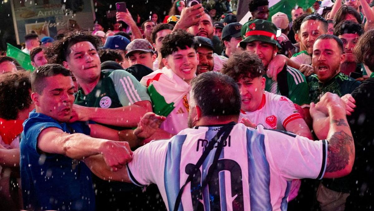 fans-argentina-dan-aljazair-ribut-di-times-square-new-york-1781670139562_169