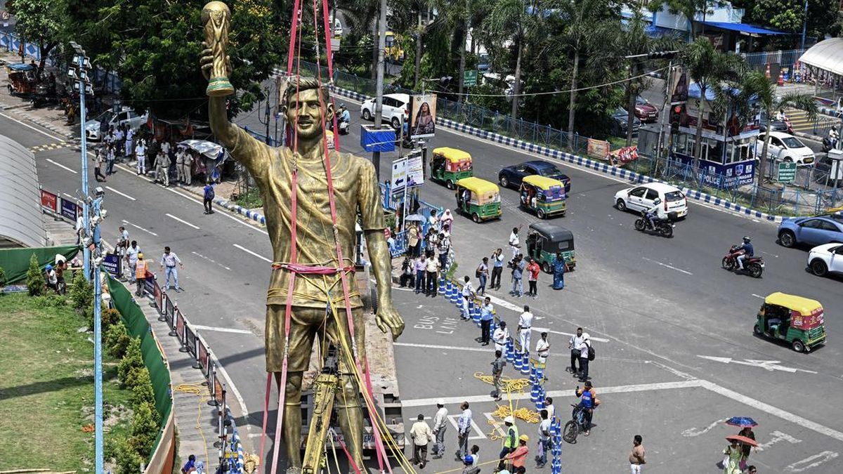 goyang-kena-angin-patung-raksasa-messi-dibongkar-di-india-1780404882736_169