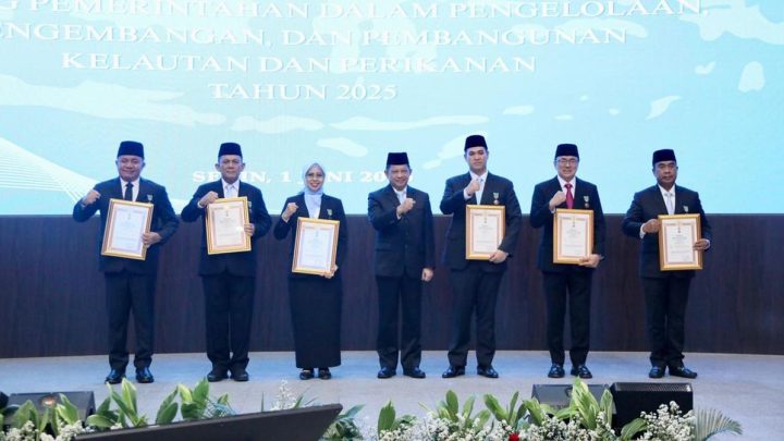 Solution For: Mendagri Sematkan Apresiasi Satyalancana Wira Karya kepada 6 Tokoh