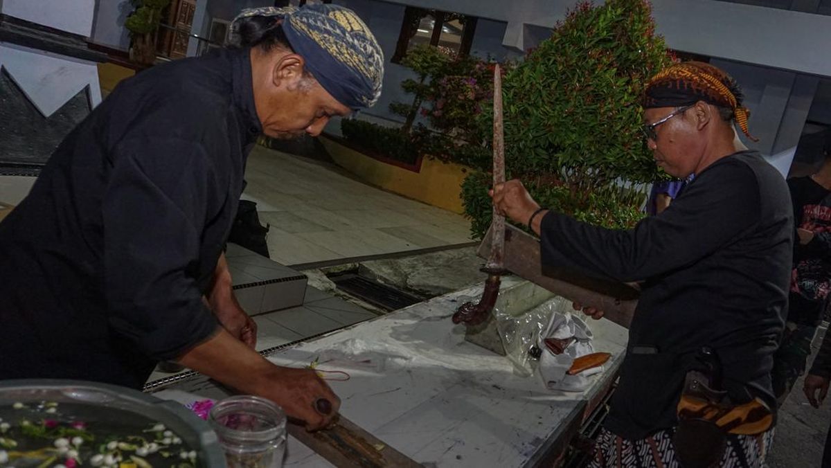 kirab-pusaka-dan-penjamasan-tombak-abirawa-di-batang-1781579680824_169