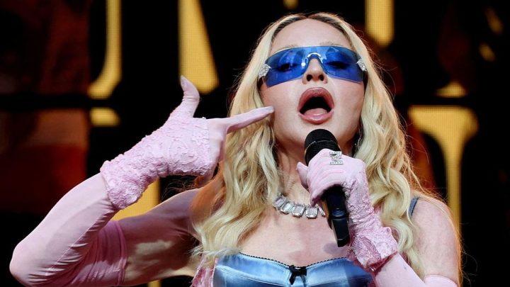 FOTO: Madonna Guncang Times Square Pakai Konser Dadakan