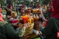 FOTO: Meramu Jamu Tradisional di Tengah Rindangnya Hutan Kota